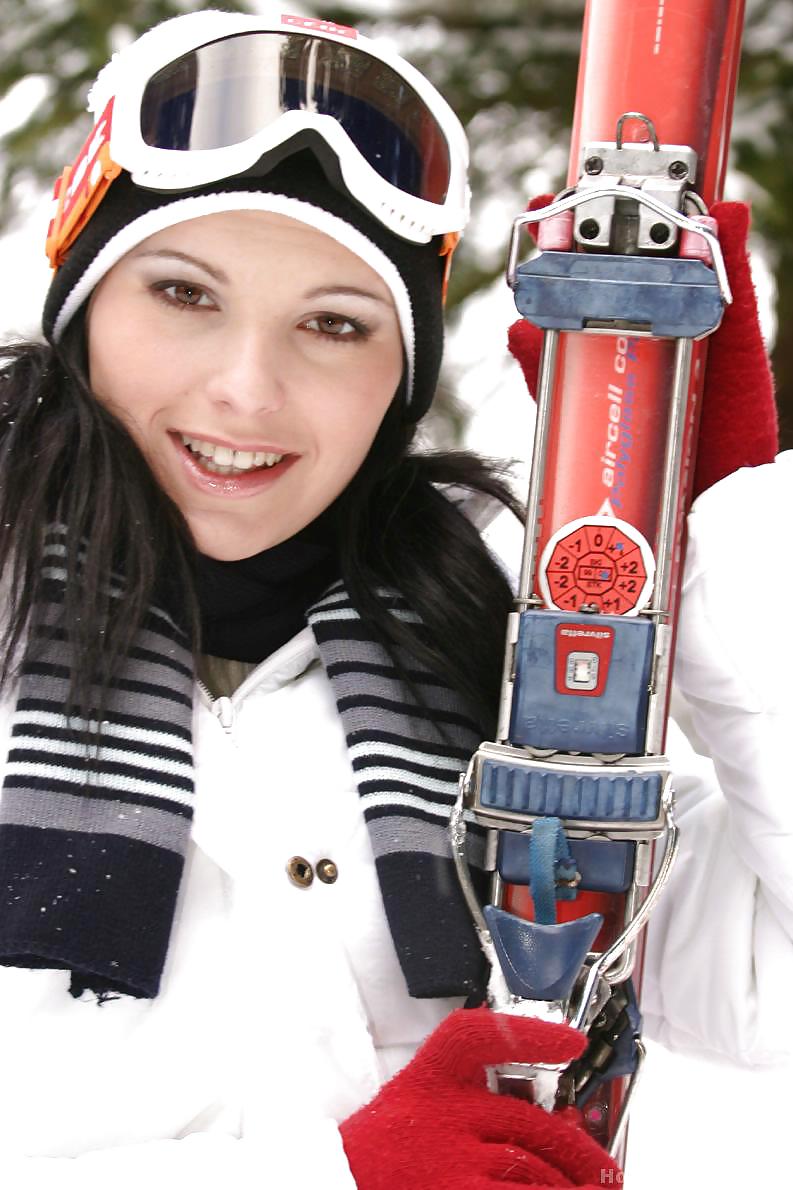 雪の中のセクシーなノルウェー人女性のヌード
 #18507081