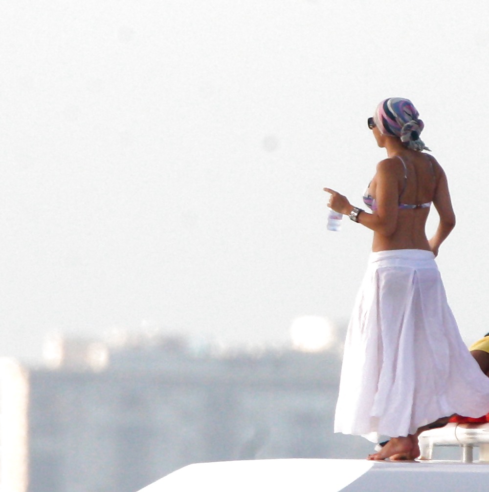 Jennifer lopez celebrando su cumpleaños en bikini en miami
 #5633914