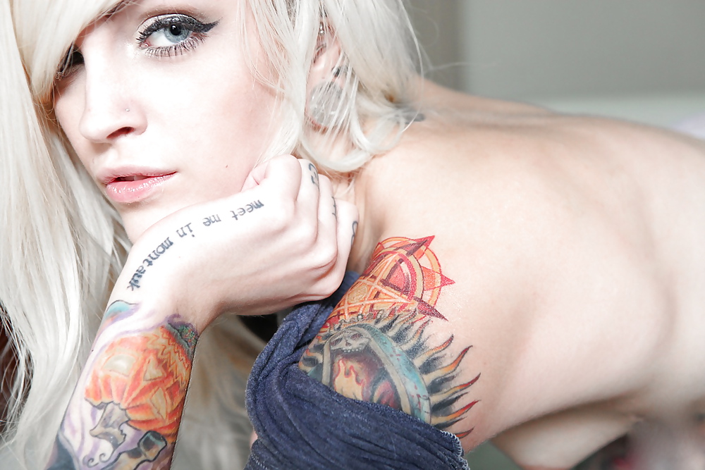 Quasi più perfetta bionda tatuata teenager - ragazza di sogno
 #14723091