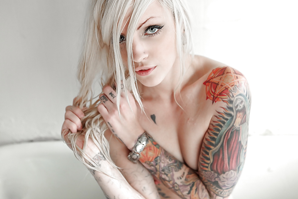 Quasi più perfetta bionda tatuata teenager - ragazza di sogno
 #14723274