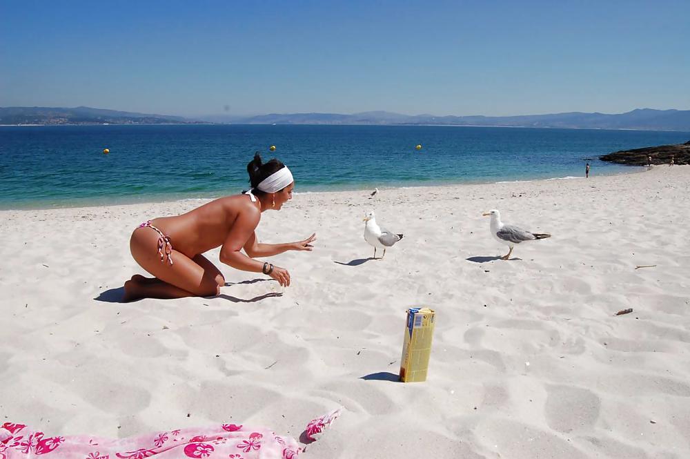 Giovani in spiaggia
 #19355440