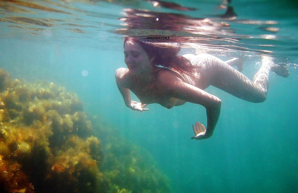 Mogli reali che lampeggiano sotto l'acqua
 #18165529