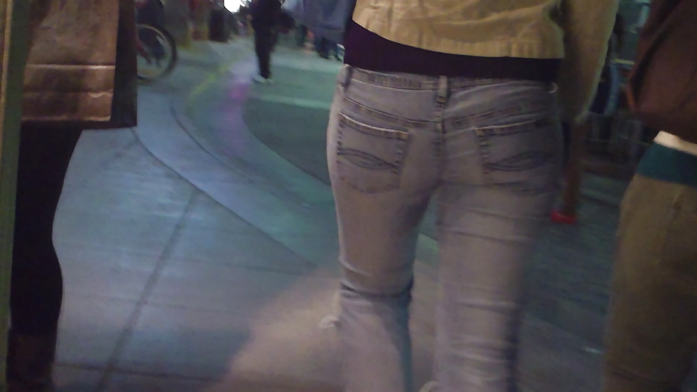 Traseros y culos en la noche en jeans ajustados
 #10296559