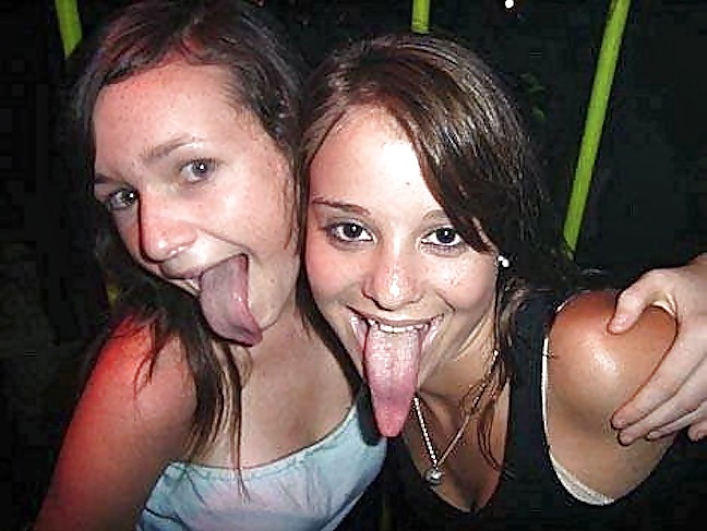 Chicas con lenguas monstruosamente largas 4
 #15666511
