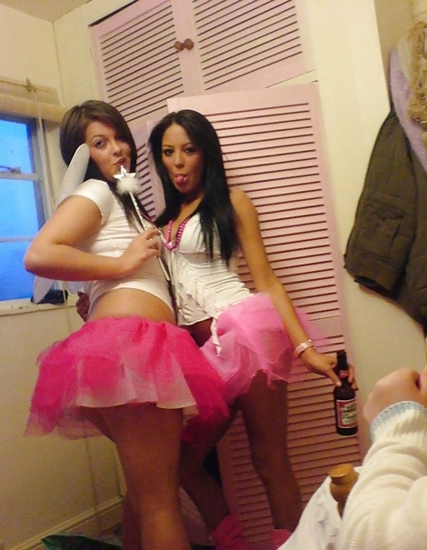 GIRL FRIENDS SHOWING #3543849