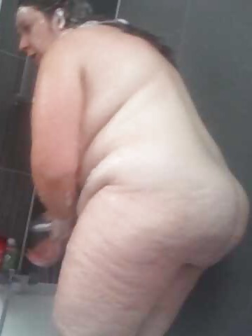 BBW wife in the shower - Ses gros seins sous la douche #18955255