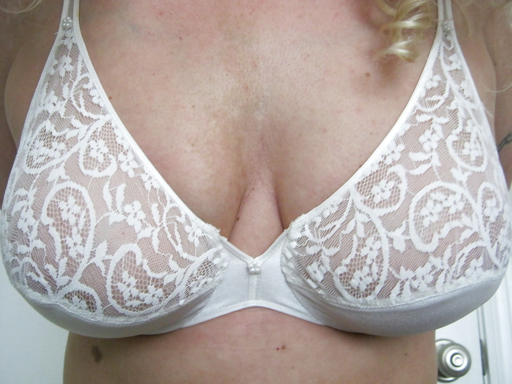 La Femme Leur Soutien-gorge De Vente Sur Le Net #13502437