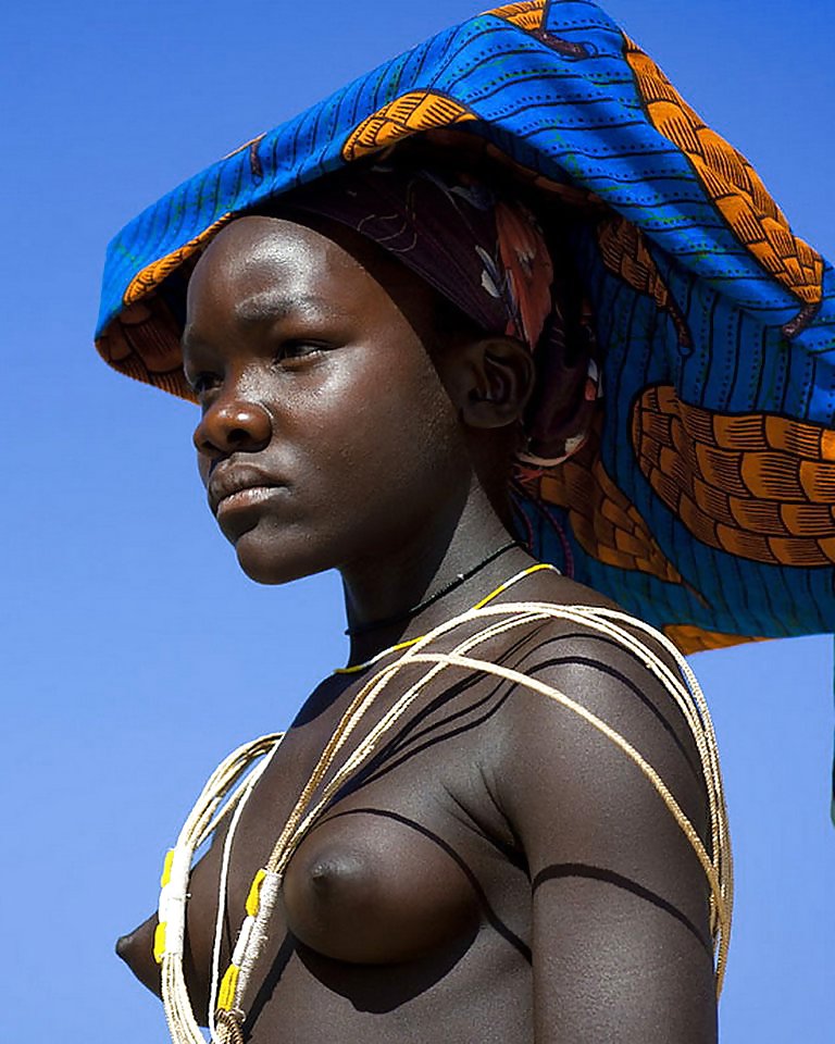 アフリカの伝統的な部族の女の子の美しさ
 #13197010