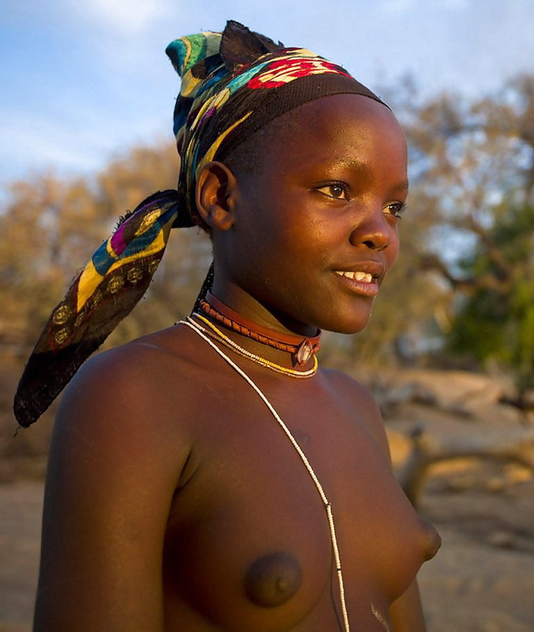 アフリカの伝統的な部族の女の子の美しさ
 #13197017