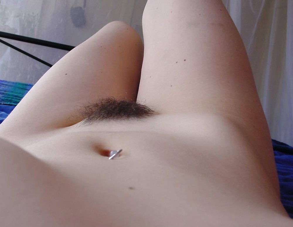 Foto erotiche di una giovane ragazza con i capelli lunghi - n. c. 
 #12810666