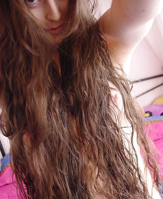 Foto erotiche di una giovane ragazza con i capelli lunghi - n. c. 
 #12810718