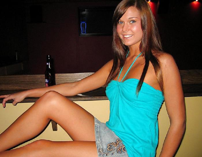 Teen Brunette Clignotant Dans Un Pub #12007914