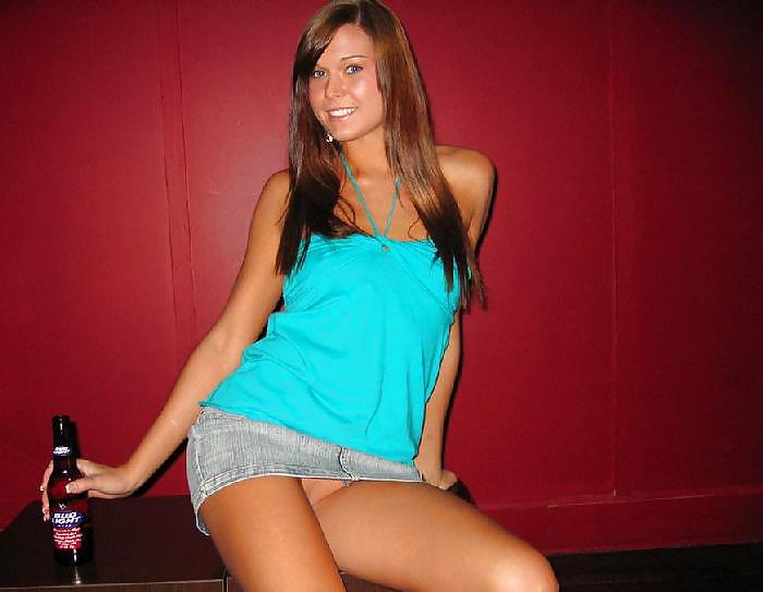 Teen brunette in flash in un pub
 #12007950