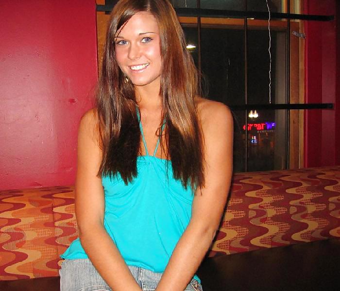 Teen brunette in flash in un pub
 #12007956