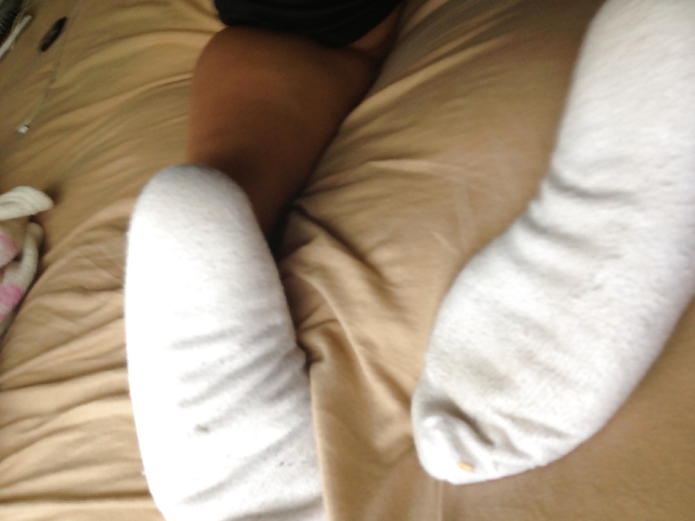 Piedi bianchi puzzolenti con calze
 #22484952