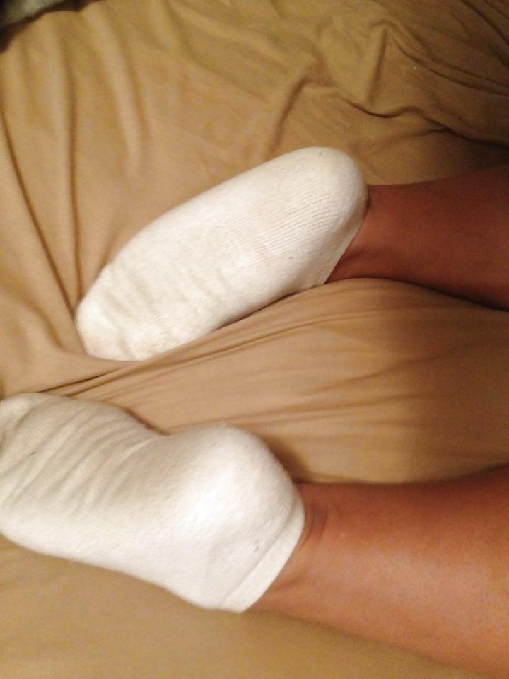 Piedi bianchi puzzolenti con calze
 #22484969