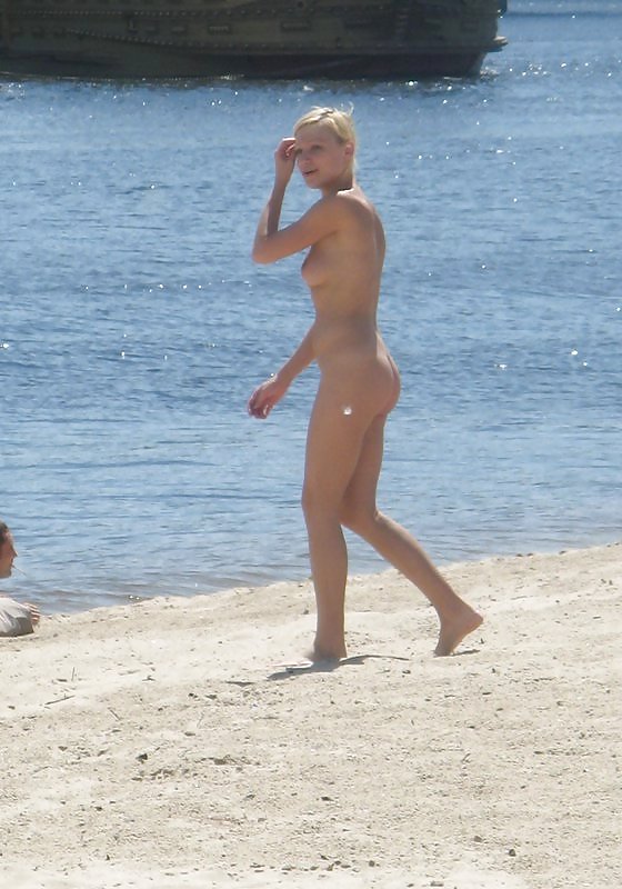 Sono una nudista da spiaggia
 #1285238