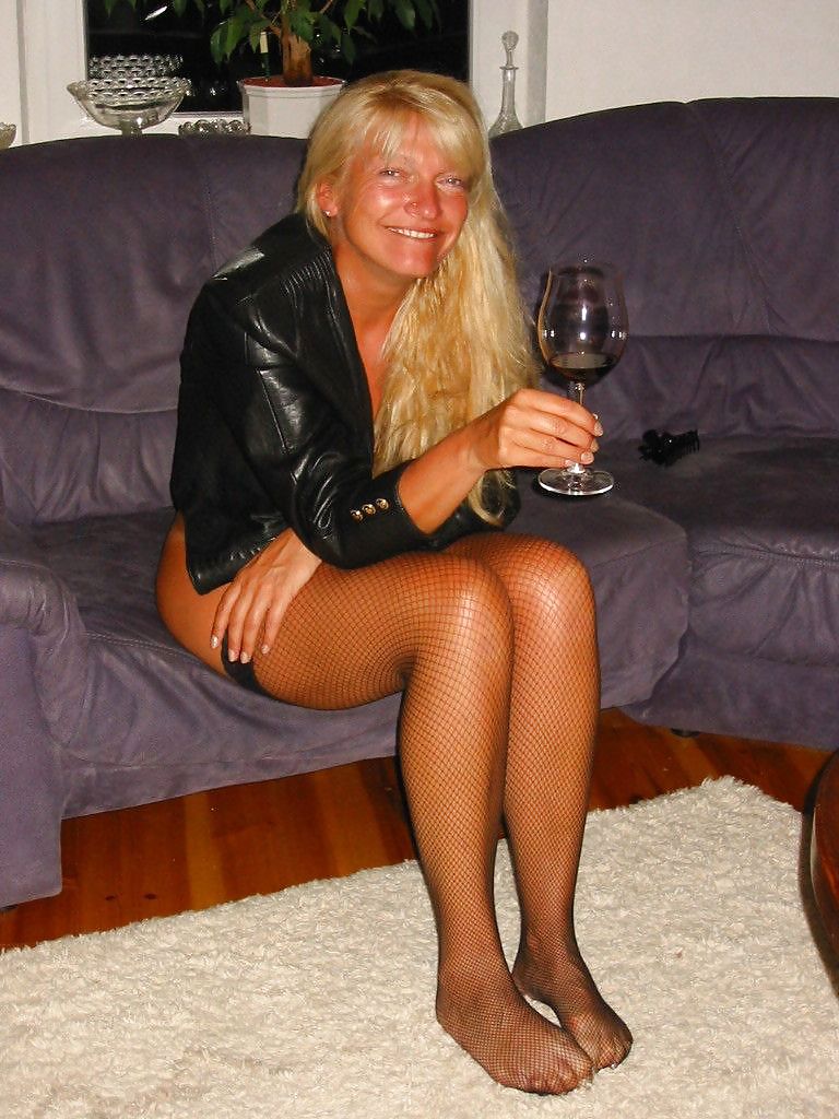 Ma femme est une salope 5( slut blonde) di troc
 #10884337