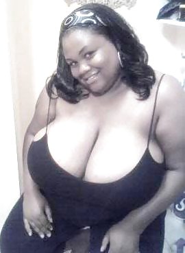 巨大な乳房の黒い女の子
 #9340092