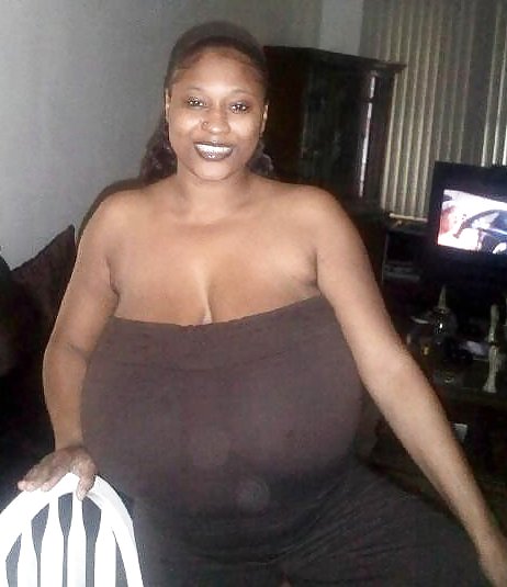 巨大な乳房の黒い女の子
 #9340175