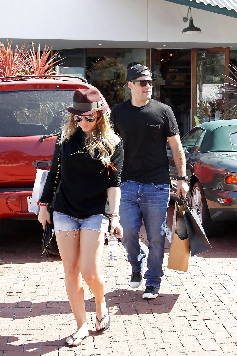 Hilary duff leggy shopping
 #5103889