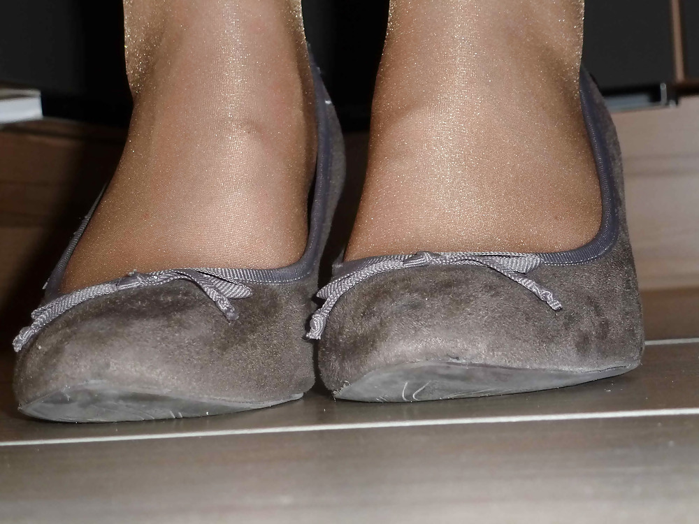 Calze di nylon e scarpe in cucina
 #18034098