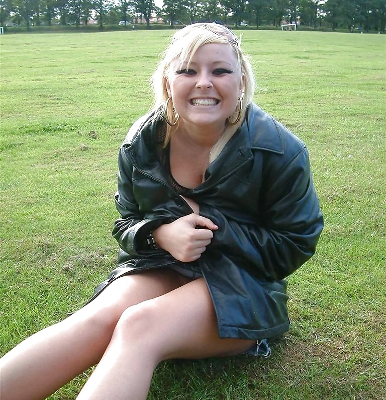 Chubby blonde teen flashing again #8373320