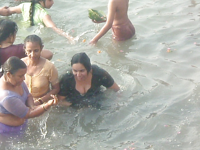 INDIAN BATHING WOMANS #1978738