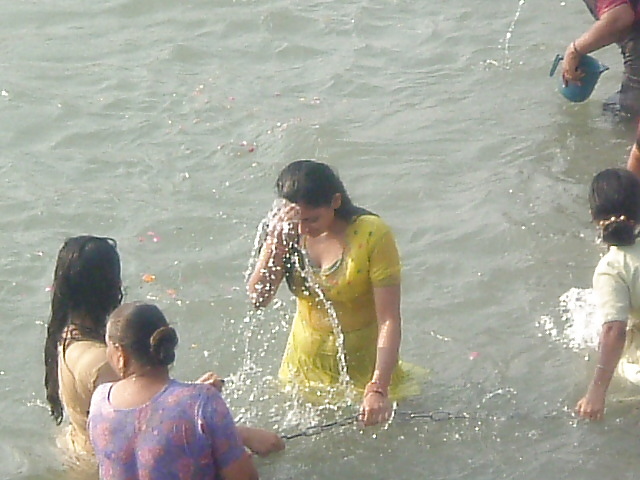 INDIAN BATHING WOMANS #1978745