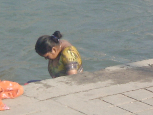 入浴中のインド人女性
 #1978768