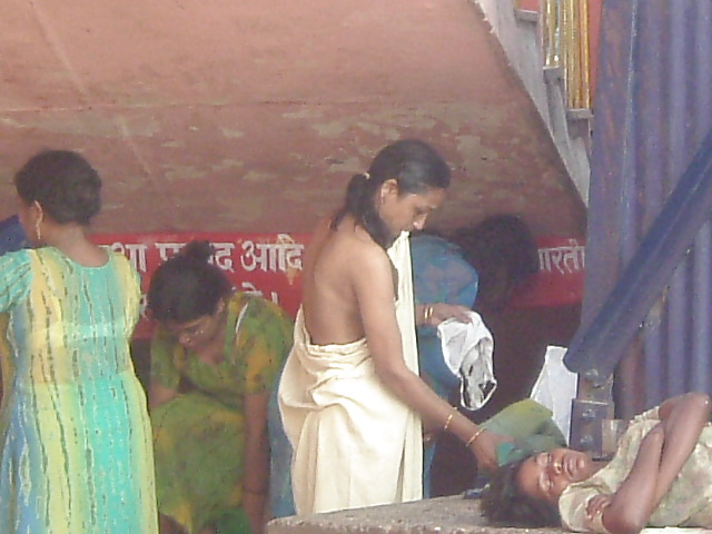 入浴中のインド人女性
 #1978798