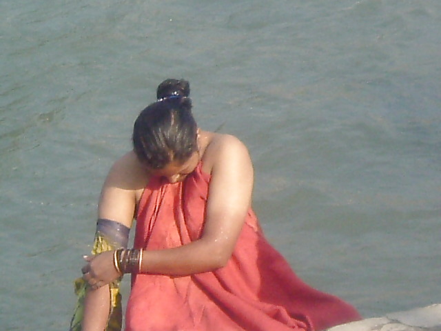 入浴中のインド人女性
 #1978846