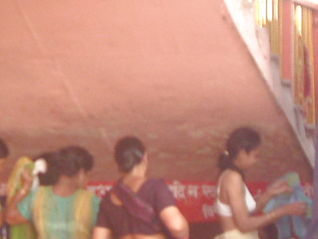 Donne indiane che fanno il bagno
 #1978852