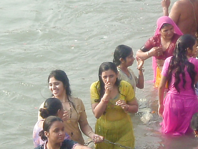 INDIAN BATHING WOMANS #1978891