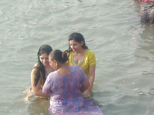 INDIAN BATHING WOMANS #1978937