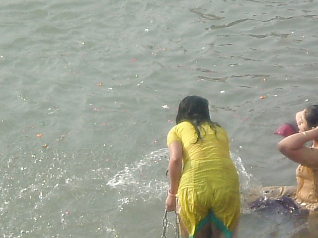 INDIAN BATHING WOMANS #1978952