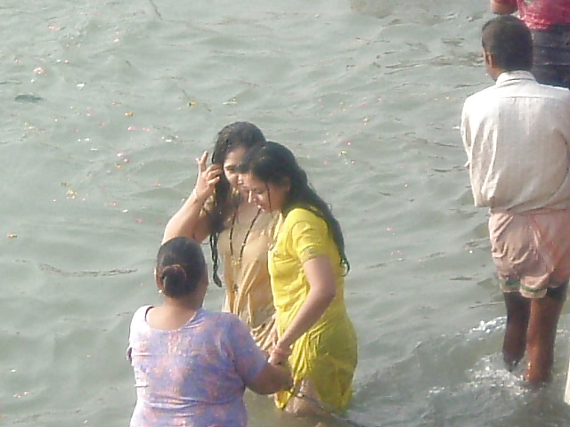 INDIAN BATHING WOMANS #1978975