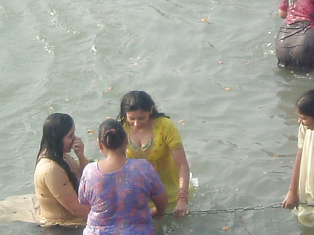 INDIAN BATHING WOMANS #1978989