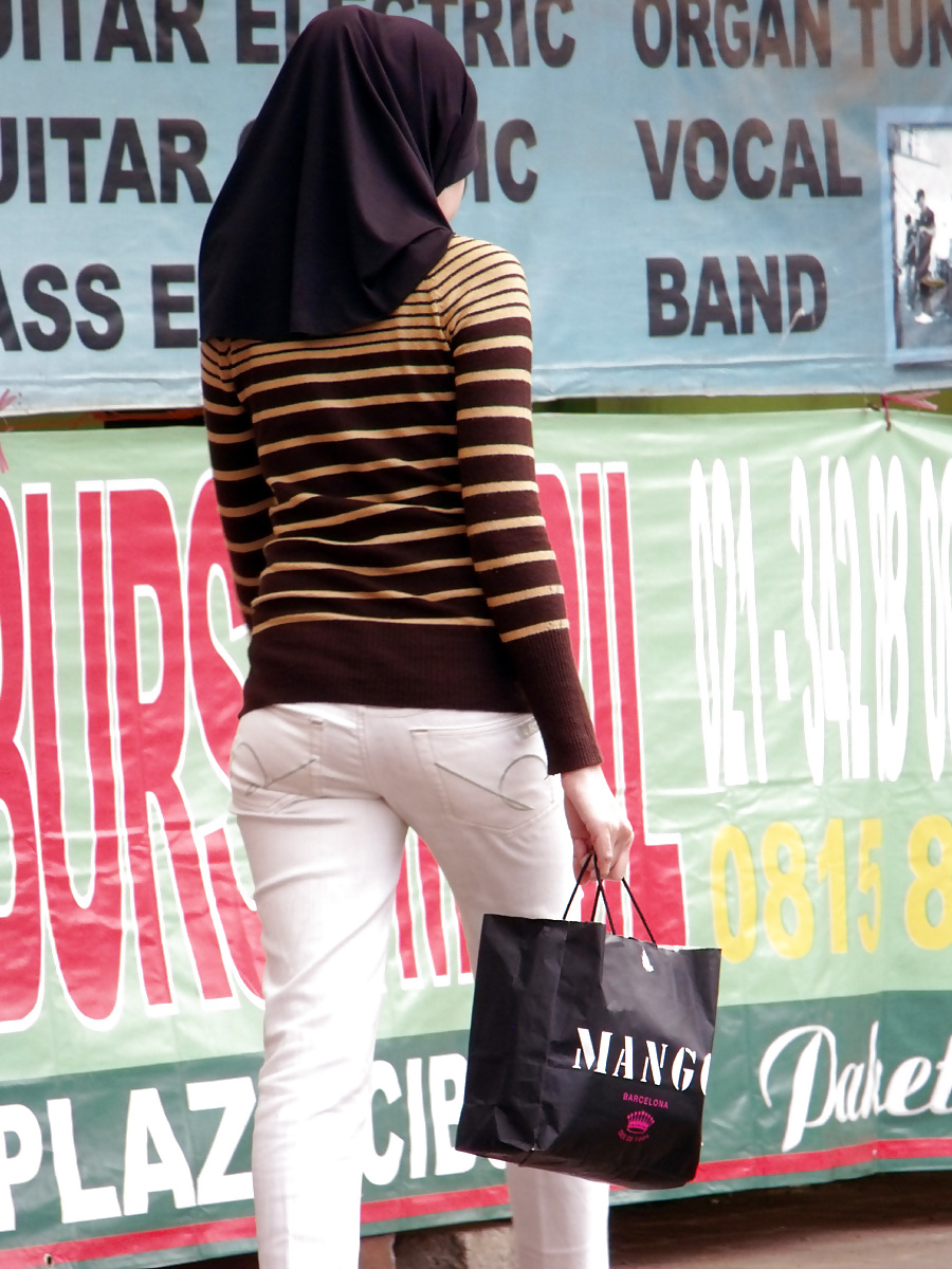 Sexy Mädchen In Hijab & Engen Jeans #14451264