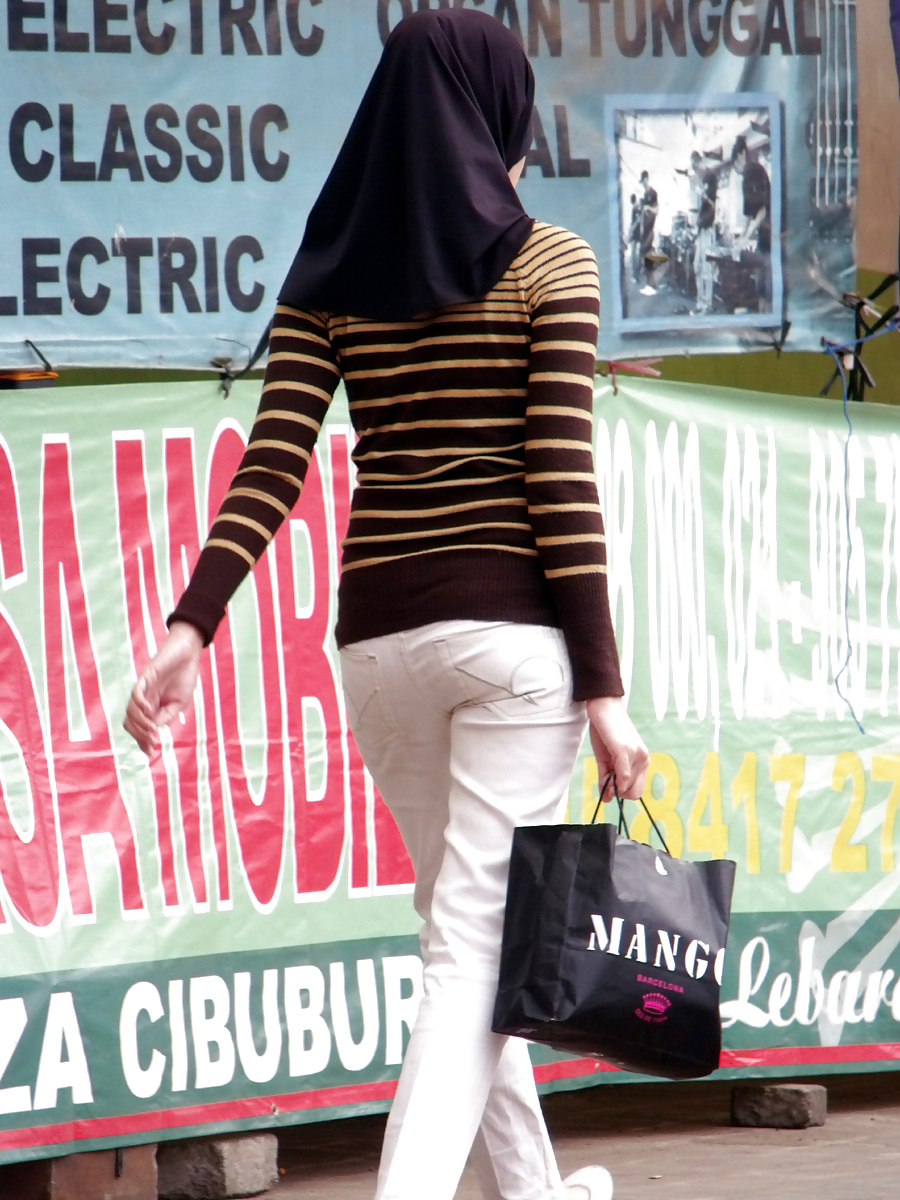 Ragazza sexy in hijab e jeans stretti
 #14451276