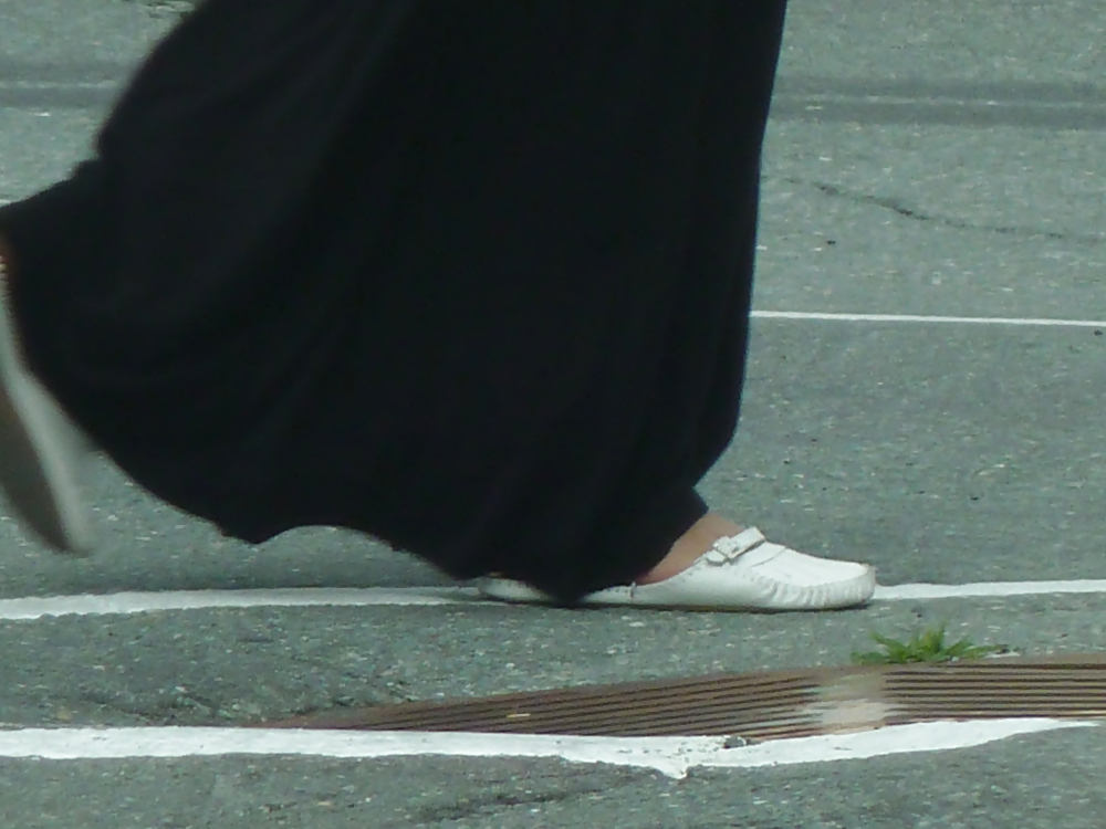 Füße Spy-Cam Auf Der Straße #4893705