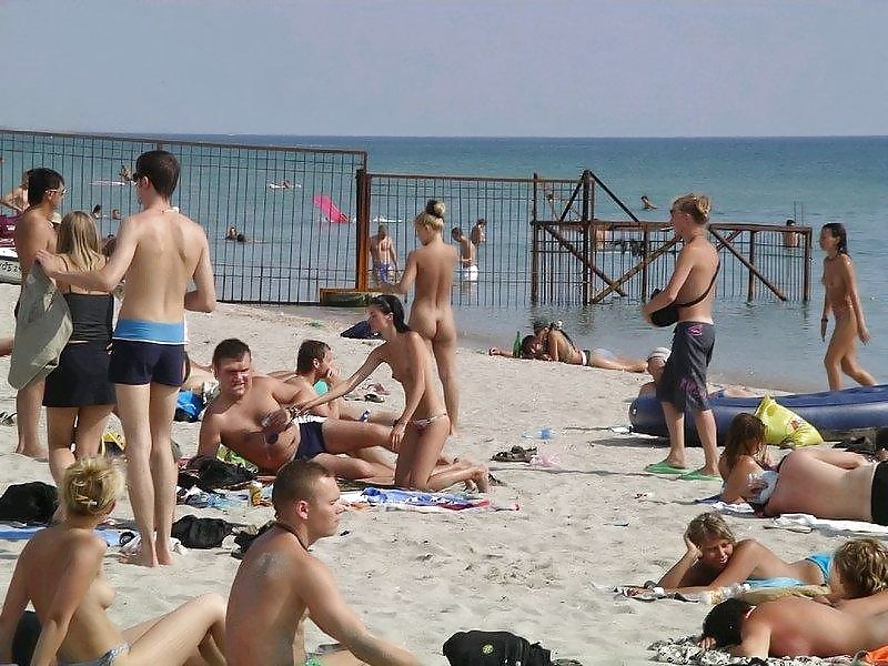 Desnudo en la playa nudista
 #10135493