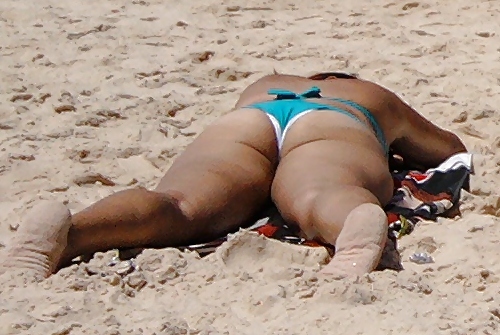 Donna in bikini selvaggio(na praia de bikine)
 #15909086