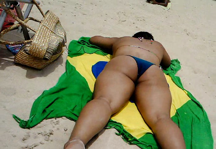 Femme En Bikini Sauvage (na Praia De Bikine) #15909368