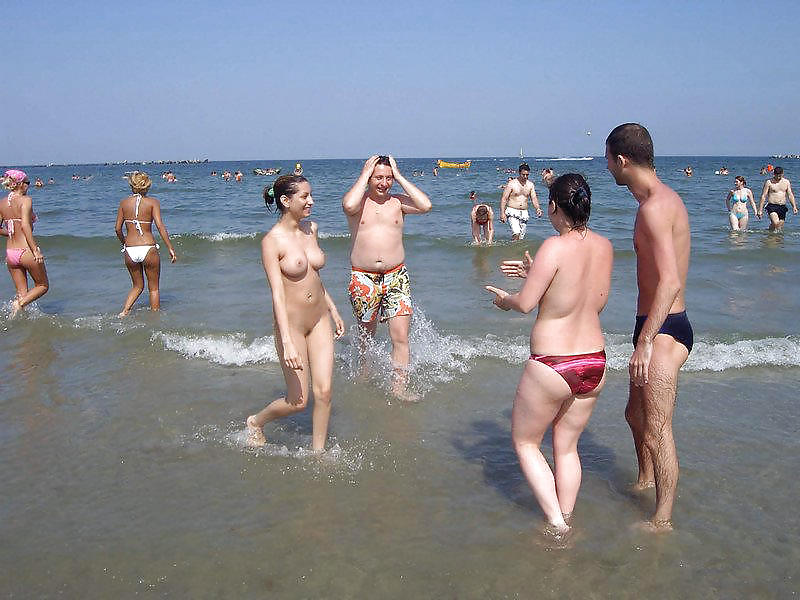 Diversión en la playa nudista
 #1483315