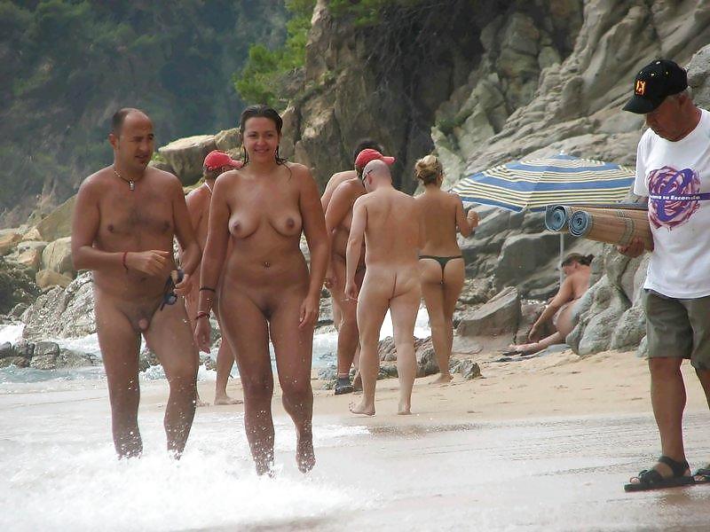 Diversión en la playa nudista
 #1483334