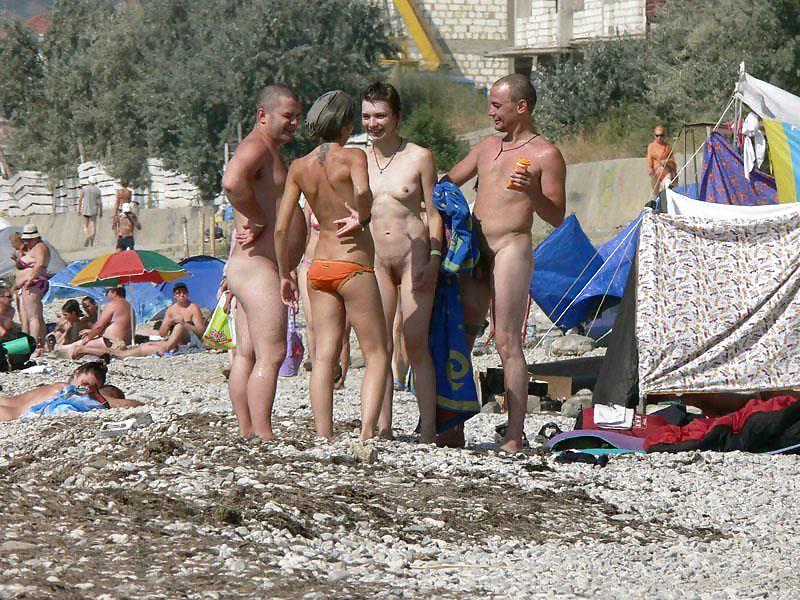Diversión en la playa nudista
 #1483367