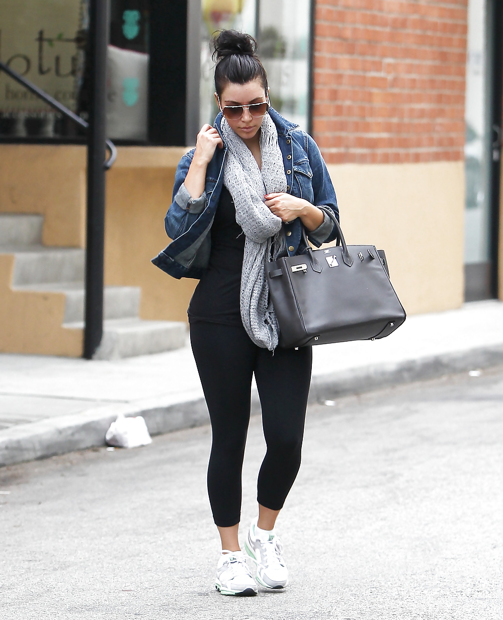 Kim kardashian en leggings saliendo de un gimnasio en los angeles
 #3389104