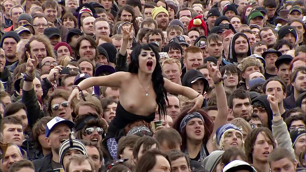 Flashing in the crowd #19117266