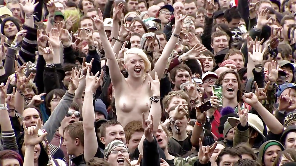 Flashing in the crowd #19117280